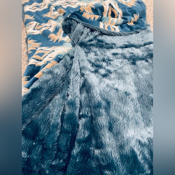 New Thro Studio Decorative Teal Blue Blanket throw - Picture 4 of 11